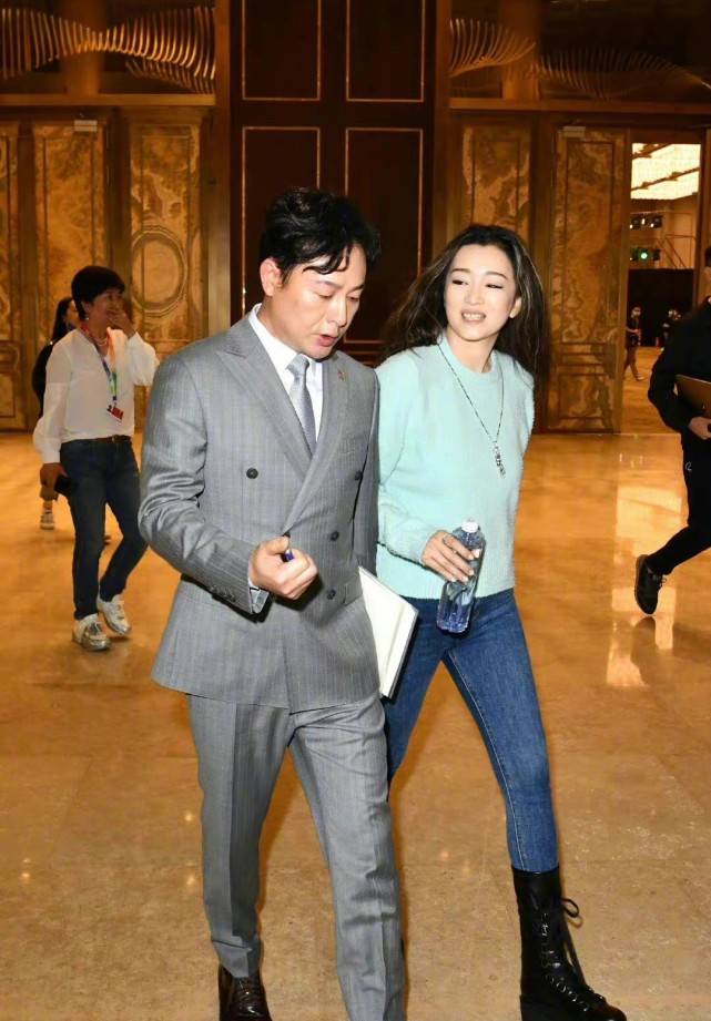 黑色 55岁巩俐再现戛纳封神造型!穿白衬衣亮相电影节,28年后更美了