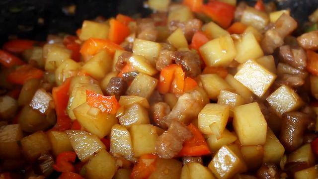 做法|土豆家常做法，用来招待客人，比红烧肉还受欢迎，太香了