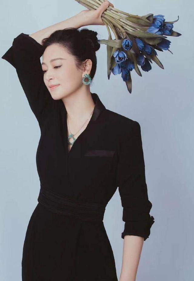 黑色 陈凯歌的小16岁娇妻,人到中年也没油腻感,穿黑色西装显干练气质