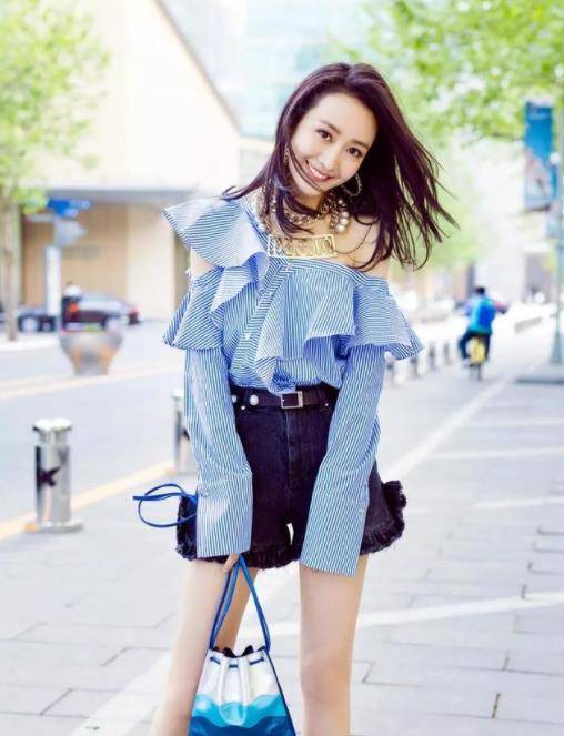 身材 陈瑶168cm身高是优势，穿荷叶边裙显年轻，和李智恩撞衫也没有输