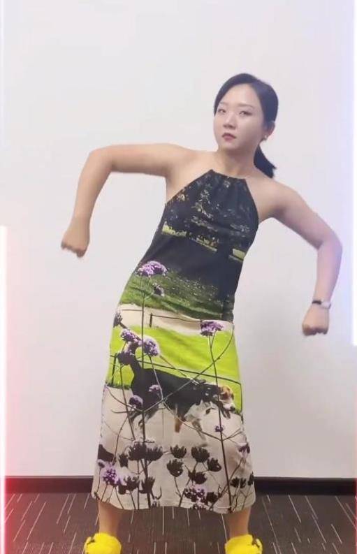 身材 辣目洋子无视微胖身材，穿紧身裙晒自拍照，肉都有点“溢出来”了