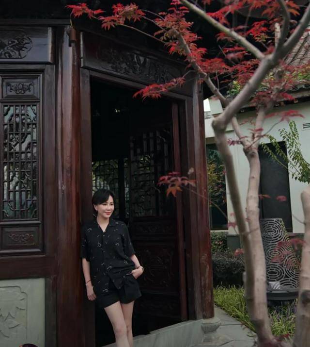 黑色 身材有肉很抢镜，刘嘉玲穿豹纹连体裤、黑色衬衫，气质不输当年