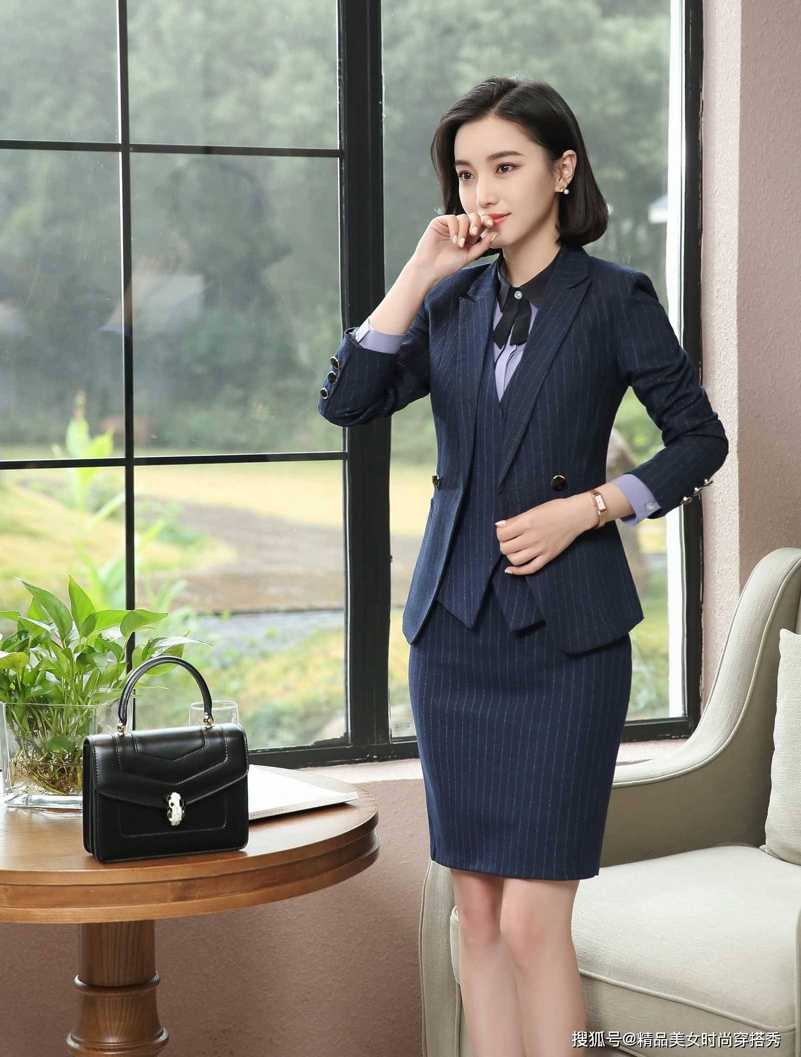 职场 深蓝色的职场套装裙,优雅范十足,精致的版型尽显干练气质