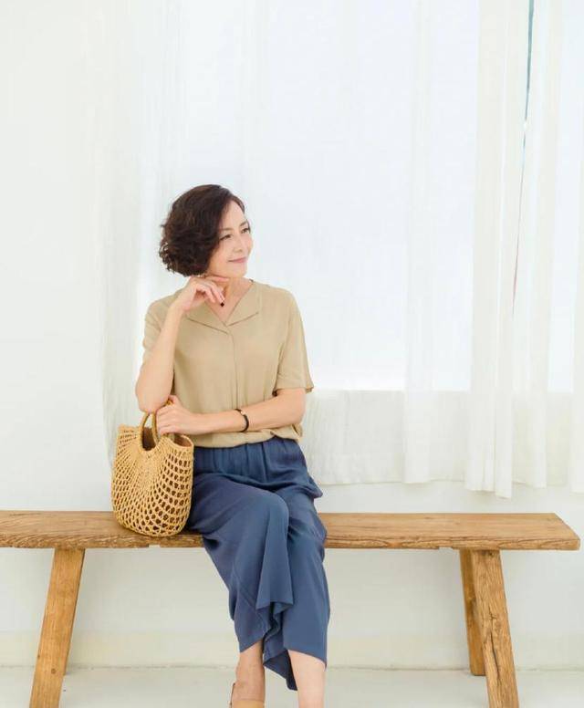 衣领 中年女人穿错衣服=很土，跟着秦岚学穿搭，减龄时尚有气质