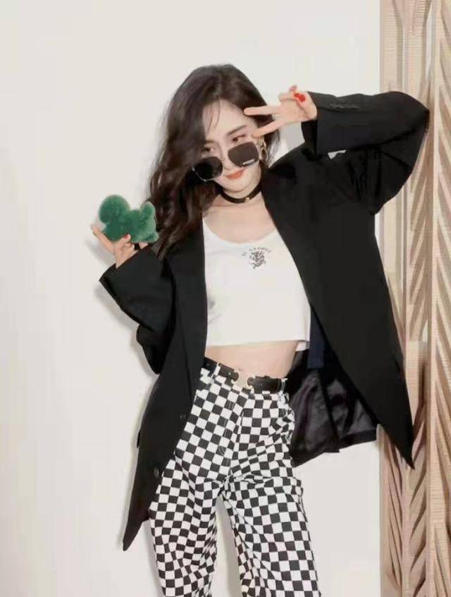 曲线美 别再穿百褶裙了,今年火了杨幂穿的牛仔短裤,简单优雅还“撩人”