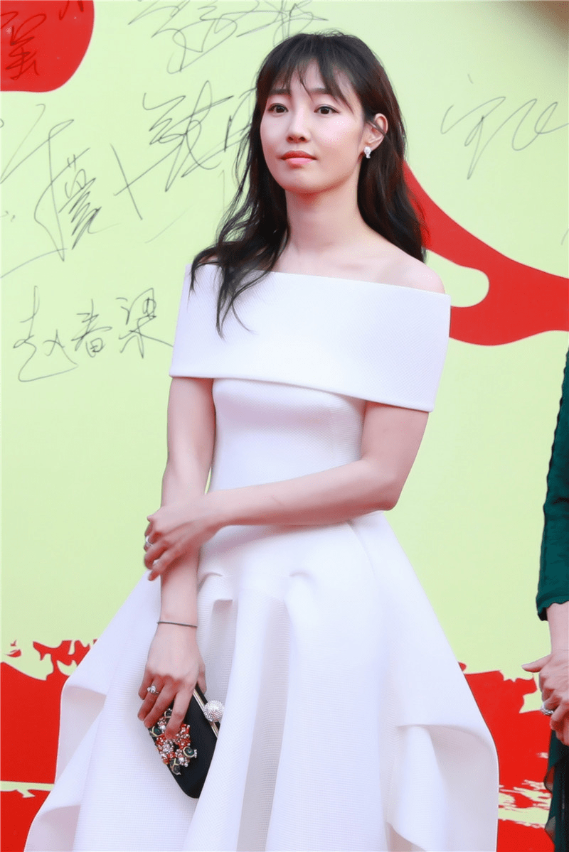 女生 白百何这衣服真容易让人多想，侧身好像挺个肚子，有点显胖了