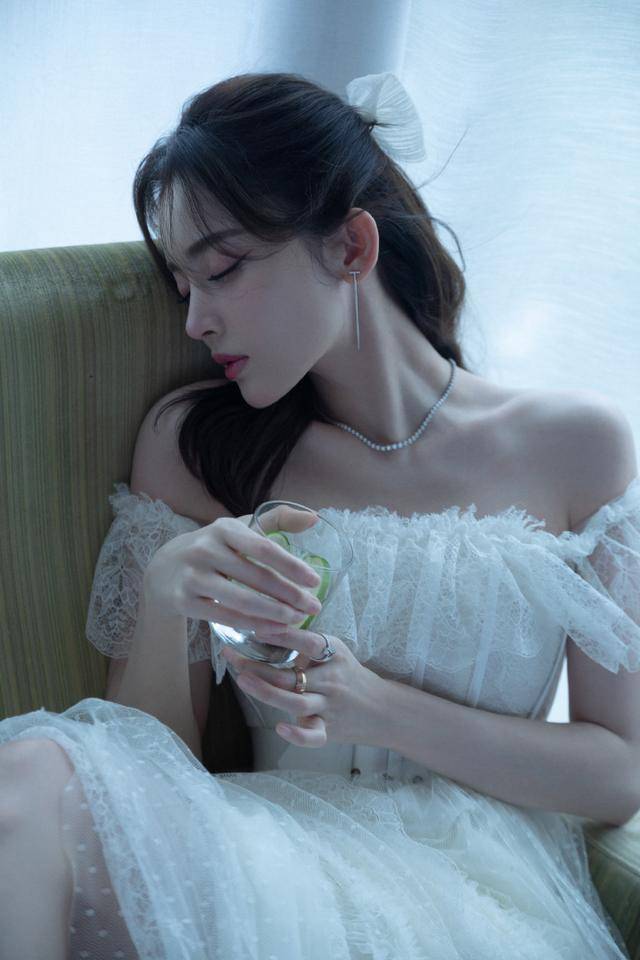 发型 真正有气质的女人，会将穿搭与发型融合起来，看看赵丽颖、关晓彤