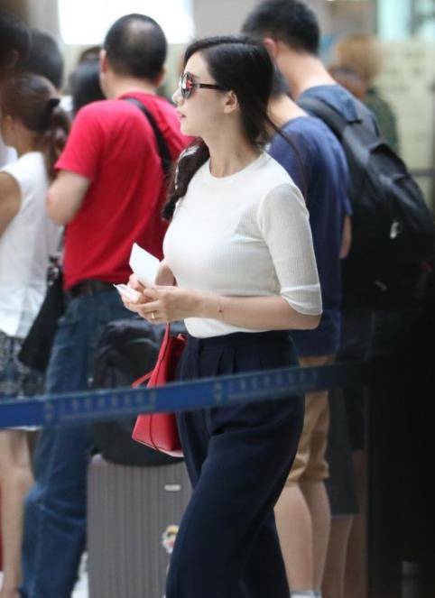 黑色 高圆圆低调打扮依然惊艳,穿白T恤配萝卜裤现身,吸引旁人侧目