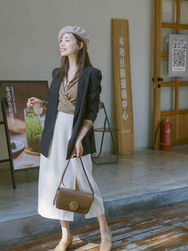 女生 几款适合普通人的西服外套，搭配蓝色衬衫随性有气质，谁穿谁好看