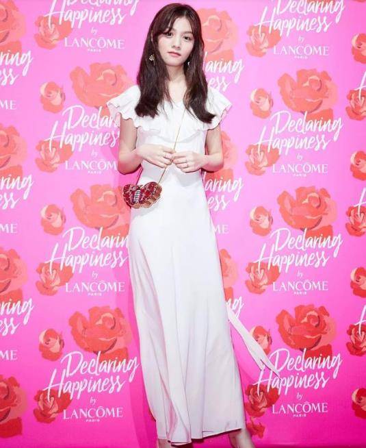 身材 陈瑶168cm身高是优势，穿荷叶边裙显年轻，和李智恩撞衫也没有输