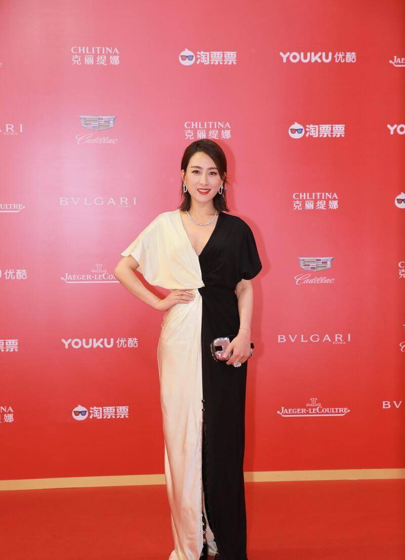 设计 马苏的气质还挺富贵的，黑白拼接裙显出优雅气度，身材又高挑