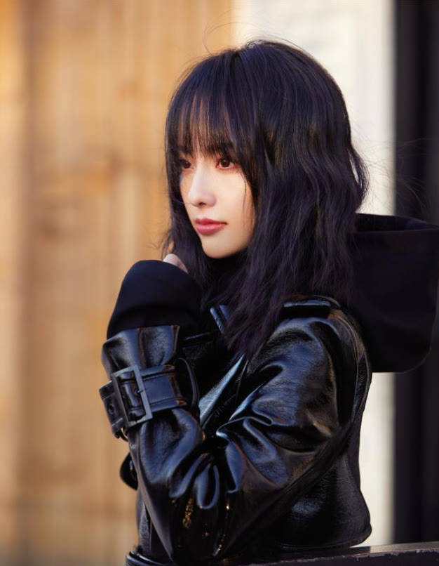 老公 张嘉倪穿上秋天第一件皮衣，剪学生头好乖，被老公牵着像邻家妹妹