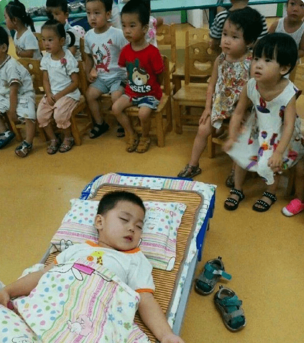 家长|幼儿园“超贪睡宝宝”走红，家长群被成功逗乐：孩子熬夜了？