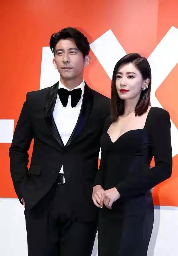 黑色 贾静雯咋变这样了！浓妆艳抹携老公站台，涂粉太厚模样大变认不出