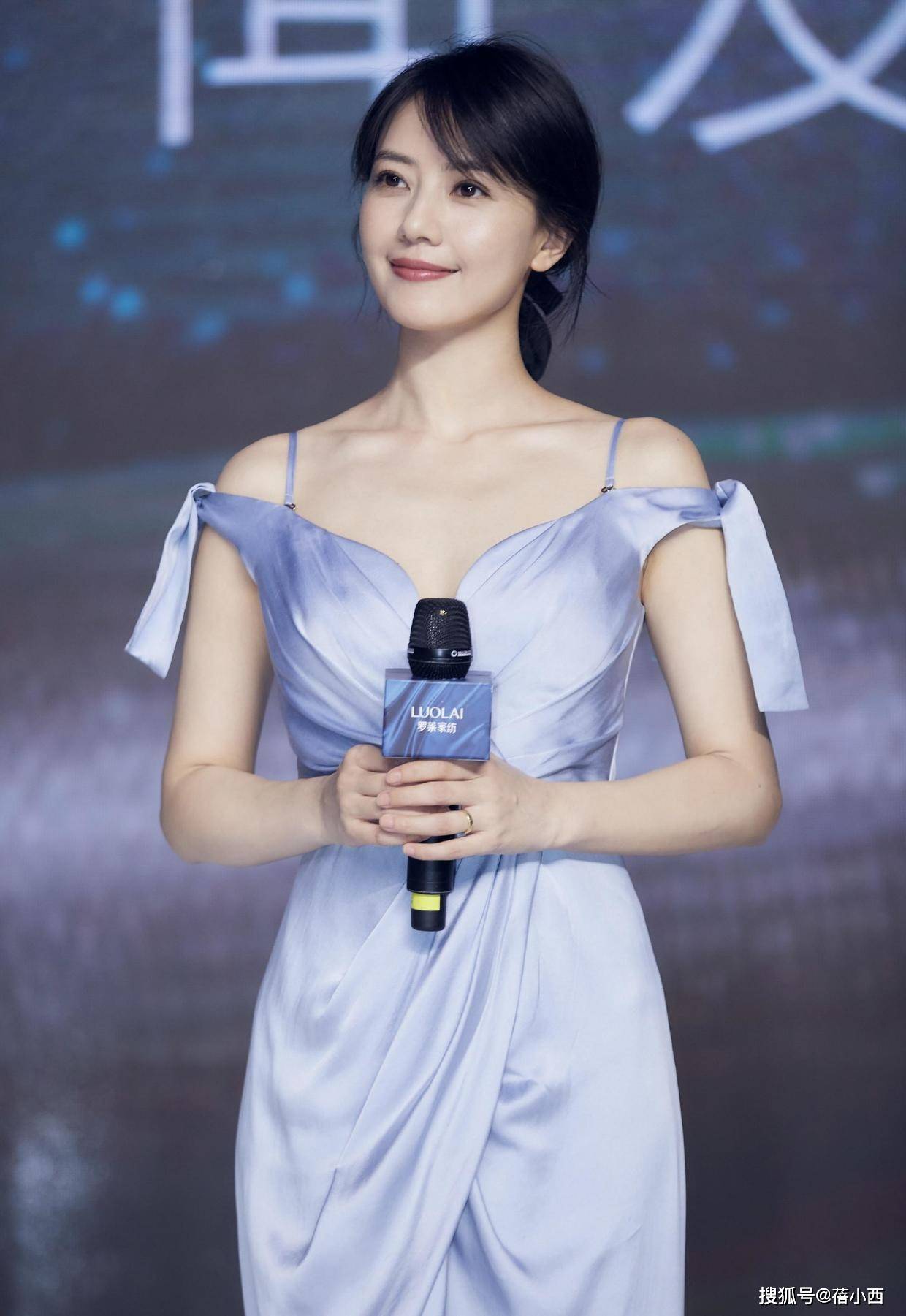 套装 “国民女神”高圆圆又换新风格,穿卡其色工装风套装,气质无敌了