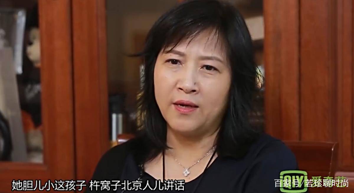 服装 关晓彤的妈妈底子很好,休闲风的服装穿出优雅气质,基因真好