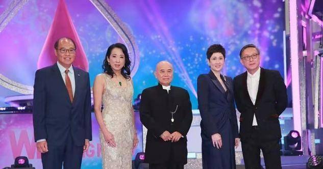 一身 郭晶晶62岁婆婆越来越大胆！穿紧身裙变性感女郎，为助阵港姐太拼