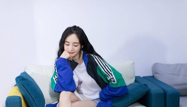 运动服 有种“撞衫”叫杨颖和杨幂，看到两人的坐姿，谁是腿精一眼明了