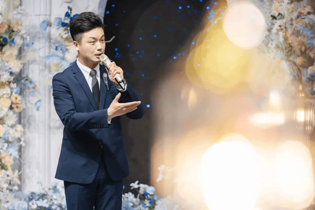 著名主持人齐欢再现经典在沃石唱片唐山录音棚录唱亲密爱人