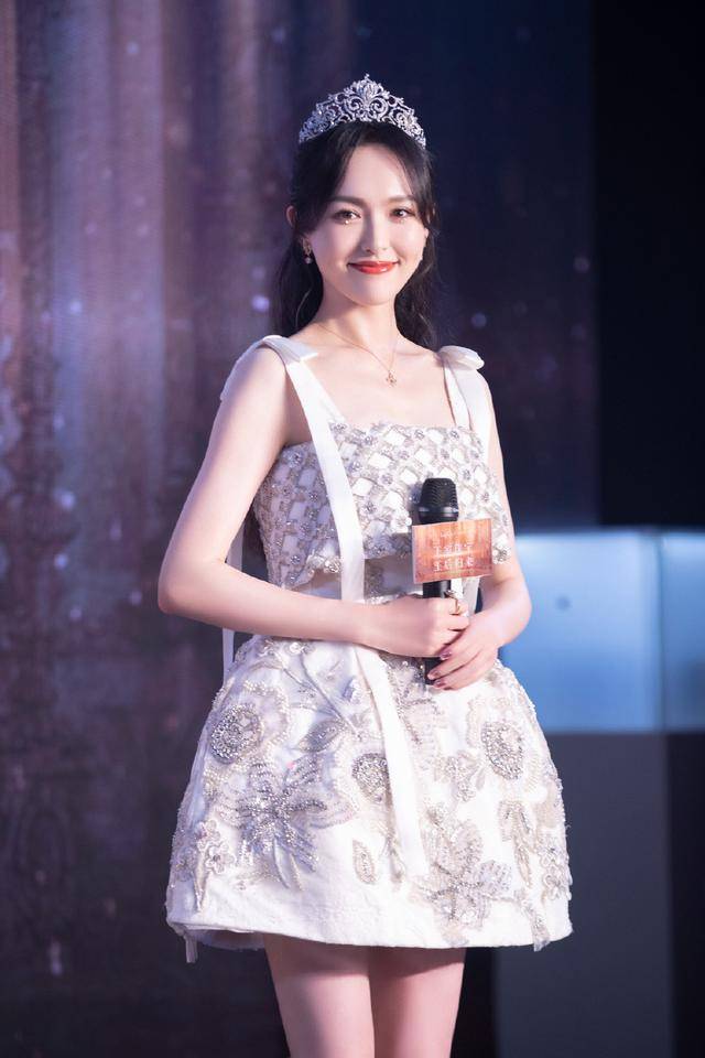 身材 唐嫣生娃后身材更胜从前，黑色西装裙知性干练，小鸟腿塞不满靴子