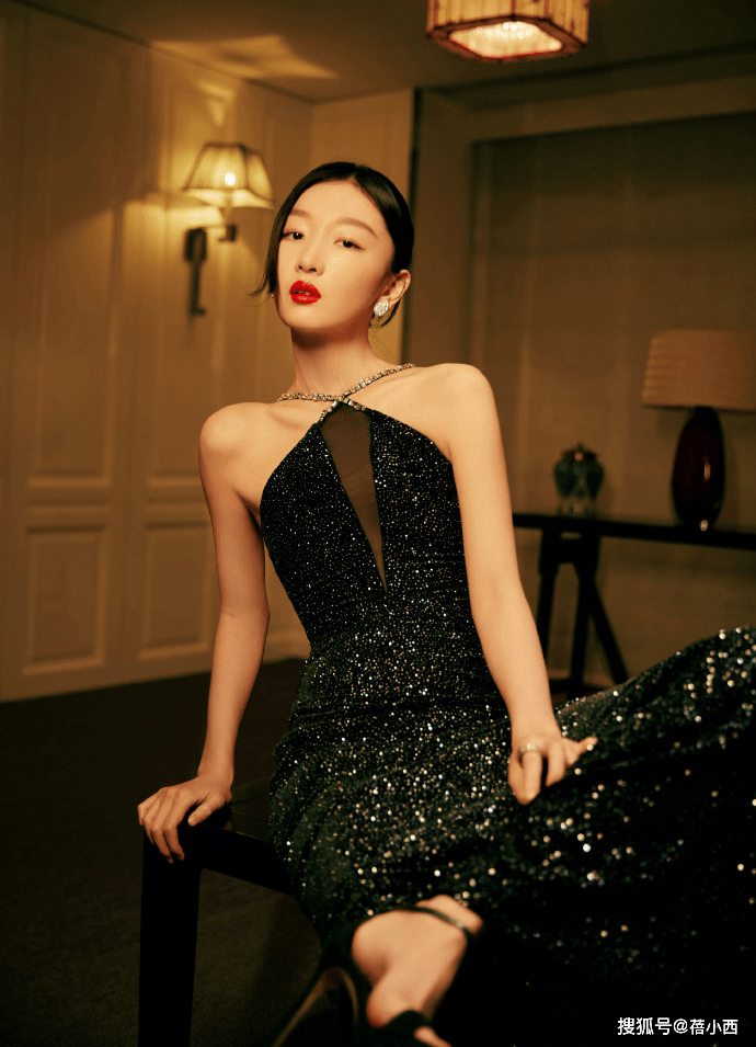 纸片人 周冬雨瘦成“纸片人”，穿挂脖连衣裙看着只有80斤，气质却很惊艳