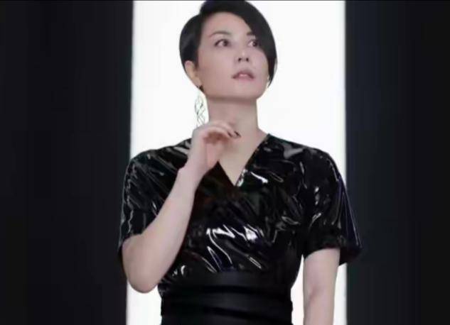 人气值 51岁王菲黑色打扮出门，坐车回8000万豪宅，多位工作人员高调陪同