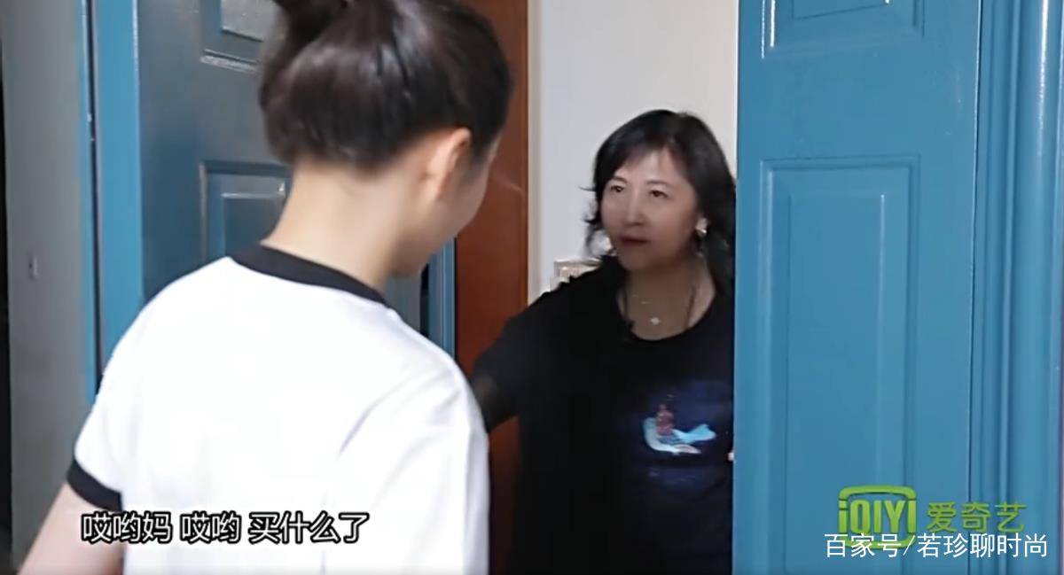 服装 关晓彤的妈妈底子很好,休闲风的服装穿出优雅气质,基因真好