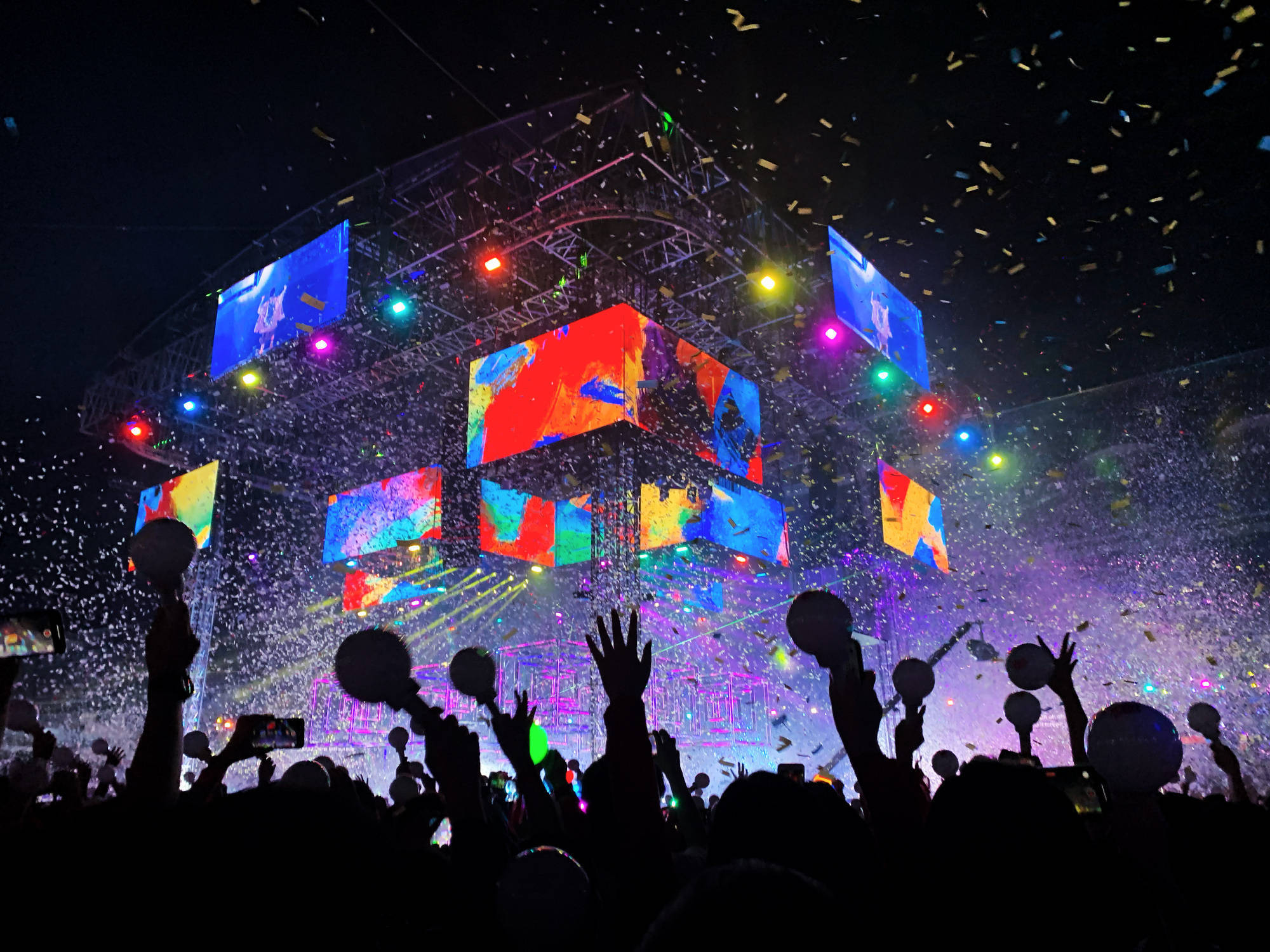 官宣连|刚刚，华晨宇包场沈腾执导新电影《我和我的父辈》