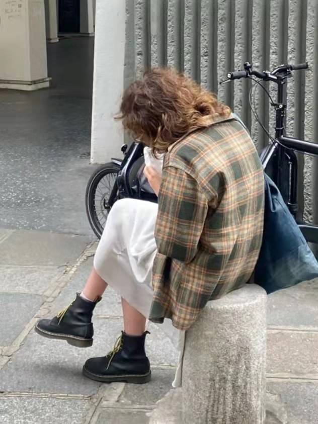 生活 这个秋季“巴黎街拍”赢了，简约自然又时尚，牛仔裤配球鞋一样美