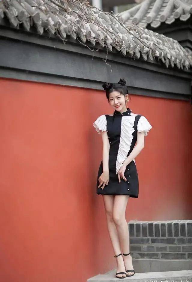 传统 赖美云没有败给身高,穿旗袍故意营造出高腰线,1米53仍然很惊艳