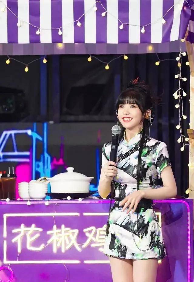 传统 赖美云没有败给身高,穿旗袍故意营造出高腰线,1米53仍然很惊艳