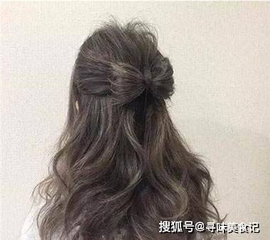 女士 这位收藏家有一顶用头发编制的帽子，不仅珍贵，还有不一般的用途