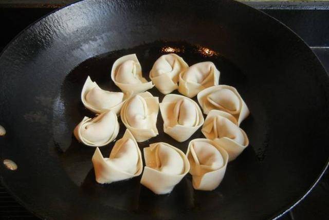 成小|馄饨别煮着吃,教你做成小生煎,好看又好吃,孩子每次一盘不够!