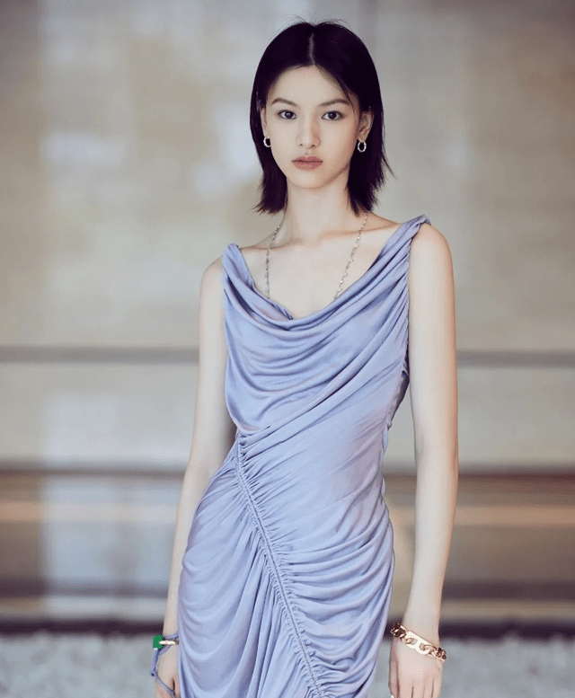 身材 邱天就算捂得再严实，也挡不住她的“清冷范”，穿吊带裙太显身材