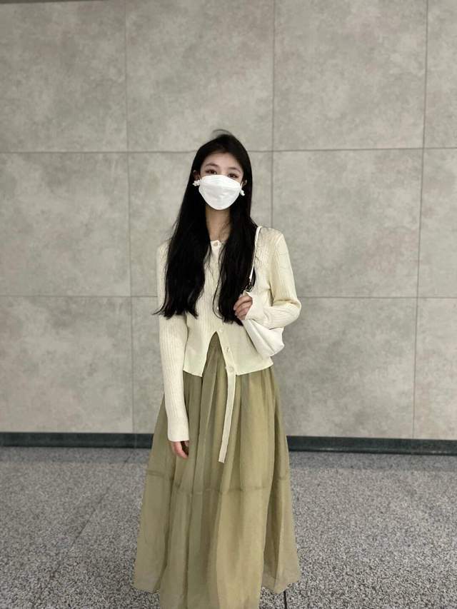 美眉 早秋的通勤风穿搭指南,学会这13套搭配技巧,让你越简单越高级