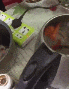 搞笑GIF：美女，我們是來決斗的，你這樣有點不合適吧 搞笑整蠱 第21张