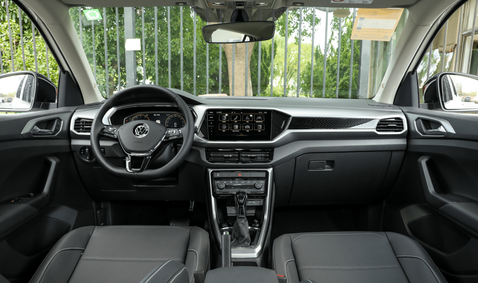 新款途铠的内饰也基本延续了老款车型的设计,造型凸出的贯穿式中控台