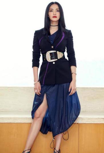 长度 林心如越活越美，穿黑色短西装配黑白印花裙，气质好又减龄