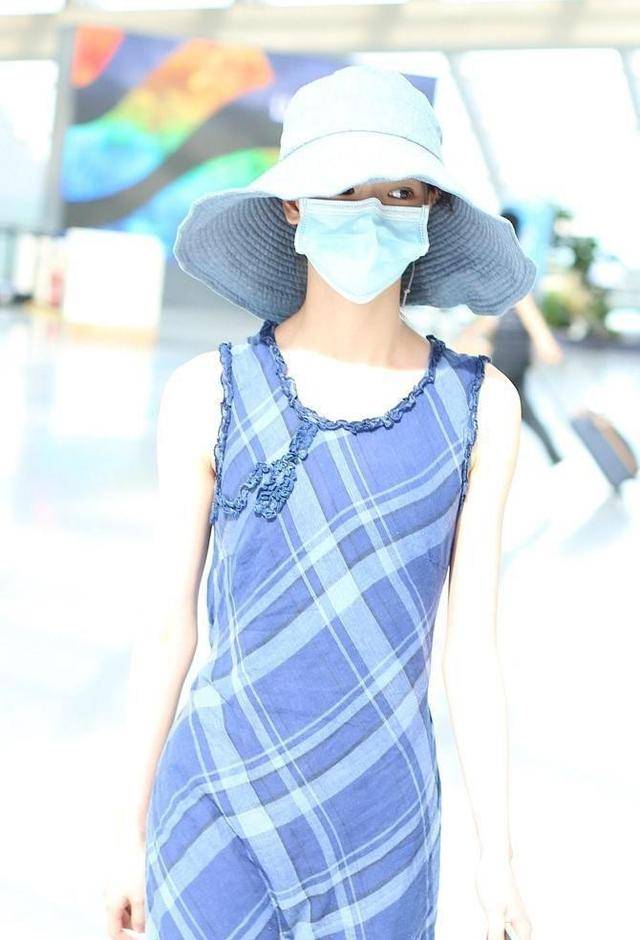 身材 邱天就算捂得再严实，也挡不住她的“清冷范”，穿吊带裙太显身材