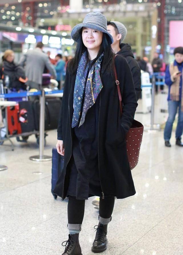 私下里 咏梅的气质真是没得说，私下里就算素颜出镜，看起来也很温柔