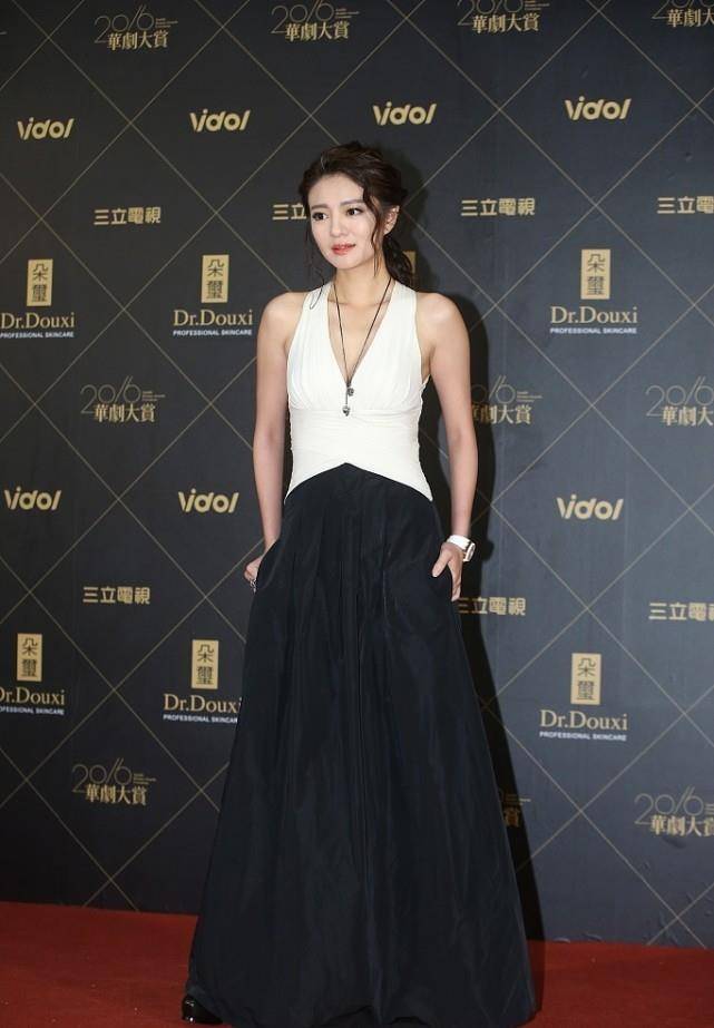 身材 安以轩的身材真不白给，穿着挂脖裙秀曲线，看背面感觉更撩人