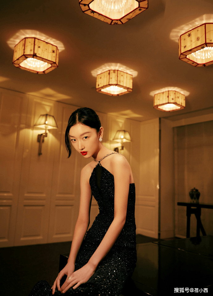 纸片人 周冬雨瘦成“纸片人”，穿挂脖连衣裙看着只有80斤，气质却很惊艳