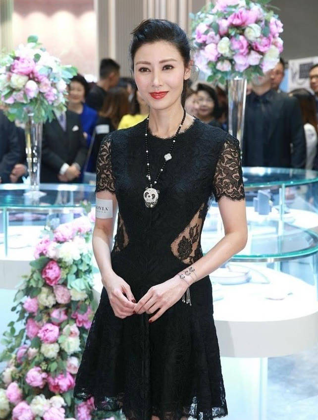 显得 李嘉欣出席活动真高调,穿蕾丝透视裙就算了,钻石手链都连带3条