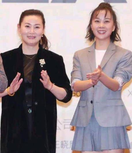丝绸 48岁王思懿穿全身黑亮相，气质优雅温柔，即使胖了也很绝美