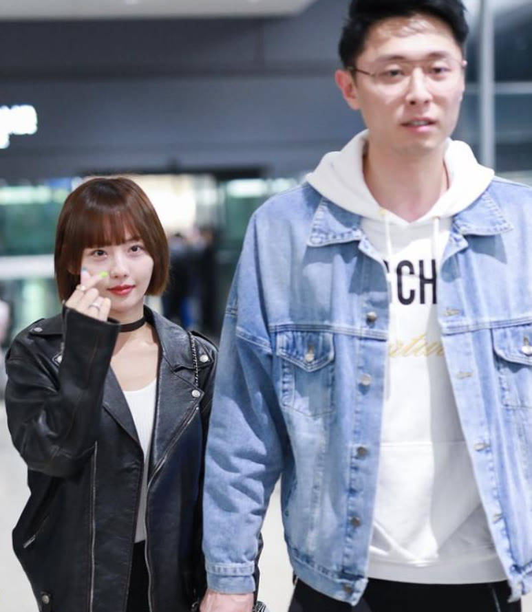 老公 张嘉倪穿上秋天第一件皮衣，剪学生头好乖，被老公牵着像邻家妹妹