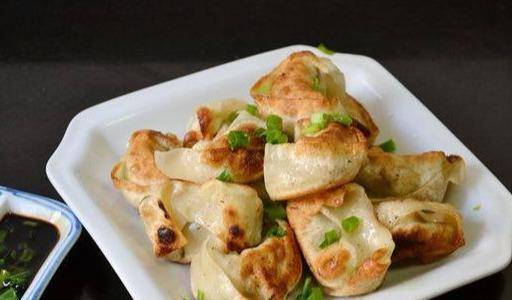 成小|馄饨别煮着吃,教你做成小生煎,好看又好吃,孩子每次一盘不够!