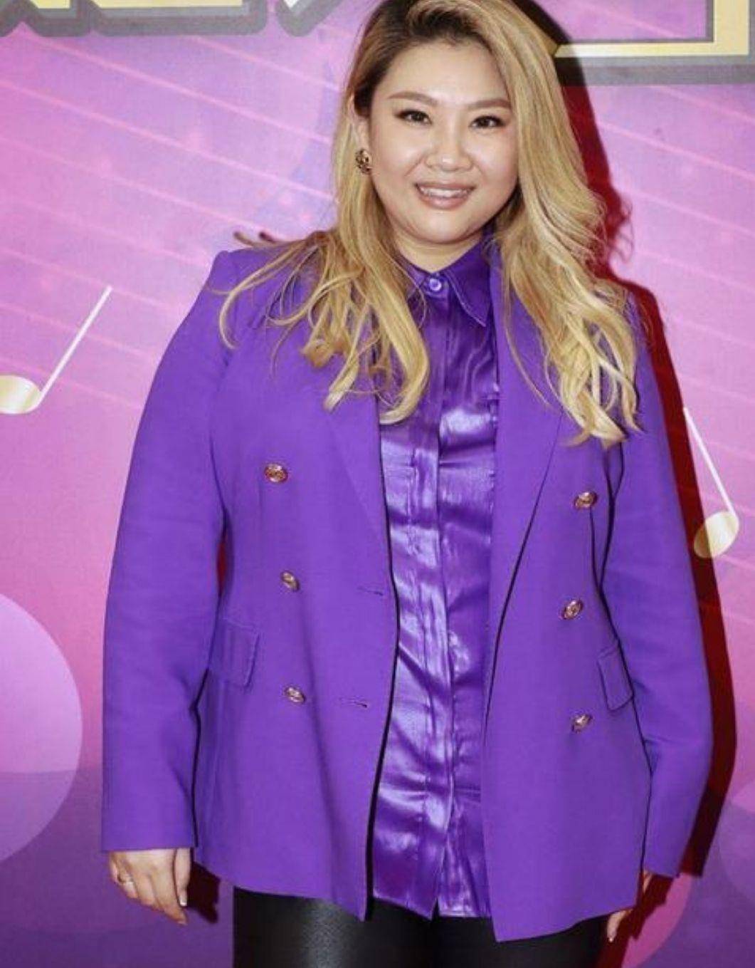 高跟鞋 郑欣宜无惧自己微胖身材，穿皮裤绷出肉感，身材越来越像妈妈当年