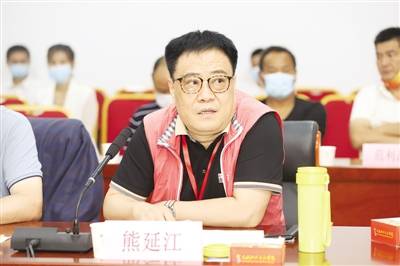 老总和助理做_老总和秘书在办公室里(2)