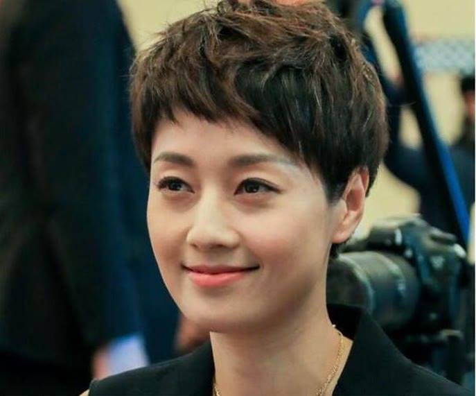 发型马伊琍还是适合短发，扎起头发不但显老，连气场都变弱了不少