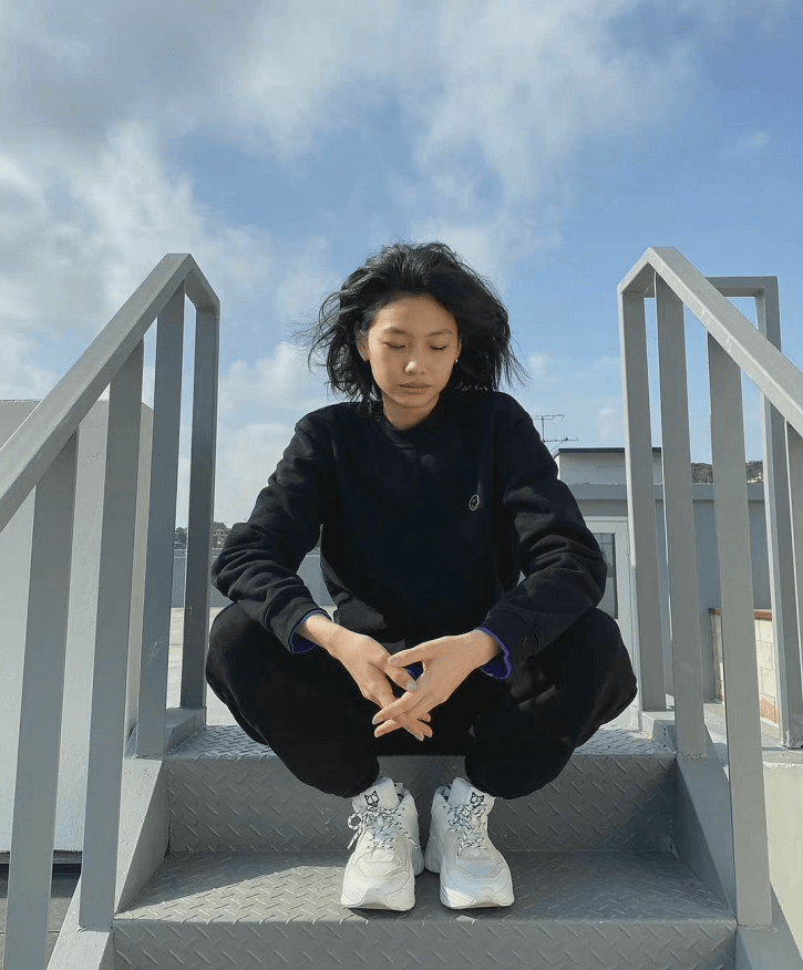 身材 《鱿鱼游戏》郑浩妍原是名模，身材纤瘦却是衣架子，厌世脸挺高级